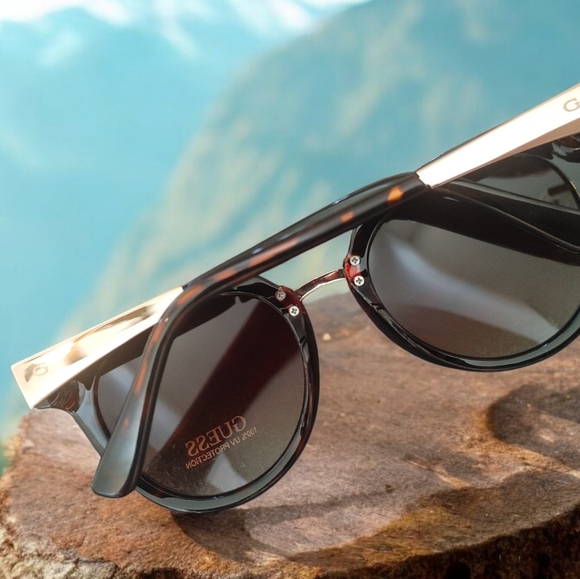 Guess sunglasses with cloth and case set